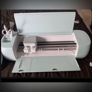 Cricut Explore Air 2 + Essentials bundle